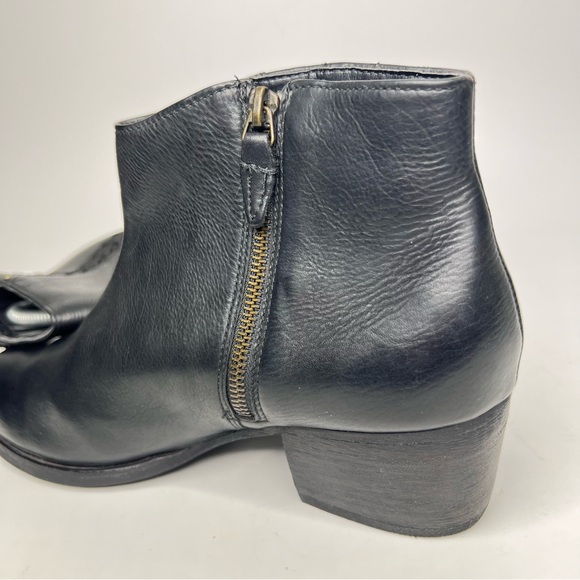 Clark’s Maypearl Fawn Black Leather Side Zip Western Style Ankle Bootie - Picture 6 of 14